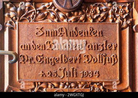 Commémorer le chancelier Engelbert Dollfuß au Portail du Mariendome à Linz, haute-Autriche, Autriche Banque D'Images