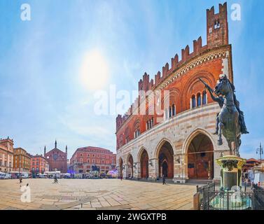 Panorama Piazza Cavalli avec statue équestre de Ranuccio Farnese au Palazzo Comunale (Hôtel de ville), Piacenza, Italie Banque D'Images