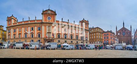 Panorama de la Piazza Cavalli avec Basilique Saint François d'assise, Chambre de commerce, bâtiments historiques, Piacenza, Italie Banque D'Images