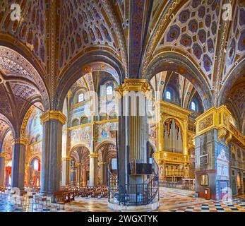 CRÉMONE, ITALIE - 6 AVRIL 2022 : panorama de la cathédrale Santa Maria Assunta avec plafond voûté, décors en stuc, colonnes, chapelles préservées et écume Banque D'Images