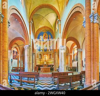 PIACENZA, ITALIE - 6 AVRIL 2022 : salle de prière historique de l'église Santa Brigida d'Irlanda avec chapelle principale ornée de fresques, colonnes en pierre et briques, voûte nervurée Banque D'Images