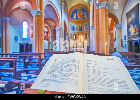 PIACENZA, ITALIE - 6 AVRIL 2022 : le Livre ouvert des Évangiles contre l'intérieur historique de l'église Santa Brigida d'Irlanda, Piacenza, Italie Banque D'Images