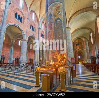 PIACENZA, ITALIE - 6 AVRIL 2022 : Panorama de la salle de prière historique de la cathédrale médiévale de Piacenza avec colonnes massives, plafond voûté nervuré, préservé Banque D'Images