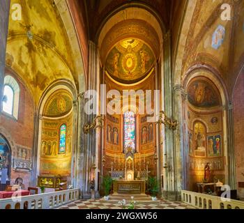 PIACENZA, ITALIE - 6 AVRIL 2022 : vue panoramique de la chapelle principale décorée de fresques dans le Duomo di Piacenza (cathédrale), Piacenza, Italie Banque D'Images