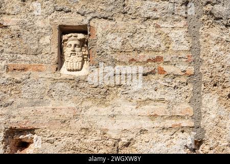 Statue sur le mur de la représentation humaine dans le parc archéologique de pompéi-Naples-italie. Banque D'Images