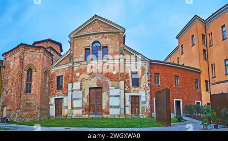 Panorama de la façade médiévale minable de l'église San Lorenzo, Crémone, Italie Banque D'Images