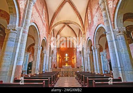 PIACENZA, ITALIE - 6 AVRIL 2022 : intérieur de l'église San Savino avec bel autel, colonnes de pierre et plafond voûté, Piacenza, Italie Banque D'Images