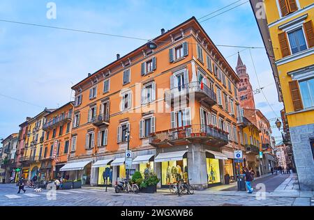 CREMONA, ITALIE - 6 AVRIL 2022 : le coin du Corso Giuseppe Mazzini et via Solferino avec des boutiques de marque, cafés et bars, Crémone, Italie Banque D'Images