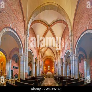 PIACENZA, ITALIE - 6 AVRIL 2022 : la salle de prière de l'église San Savino avec colonnes de pierre, plafond voûté nervuré et murs de briques, Piacenza, Italie Banque D'Images