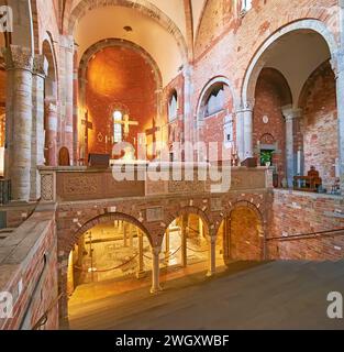 PIACENZA, ITALIE - 6 AVRIL 2022 : L'escalier et l'arcade de la crypte dans l'église San Savino, Piacenza, Italie Banque D'Images