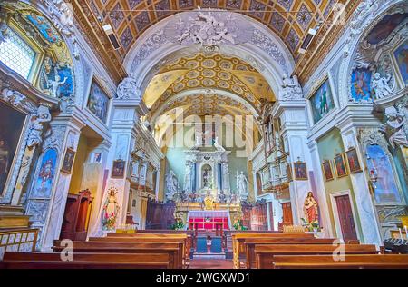 PIACENZA, ITALIE - 6 AVRIL 2022 : intérieur médiéval de l'église San Rocco décoré de fresques avec des décors en stuc, des peintures, des sculptures et des sculptures, Piacenza, Ita Banque D'Images