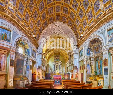 PIACENZA, ITALIE - 6 AVRIL 2022 : L'église San Rocco décorée de fresques avec des sculptures murales, des guirlandes en stuc, des icônes et des sculptures, Piacenza, Italie Banque D'Images