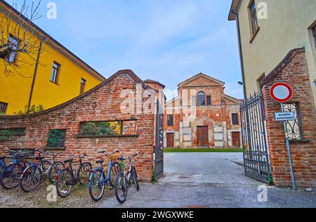 La clôture en briques vintage et la porte de l'église San Lorenzo, Crémone, Italie Banque D'Images