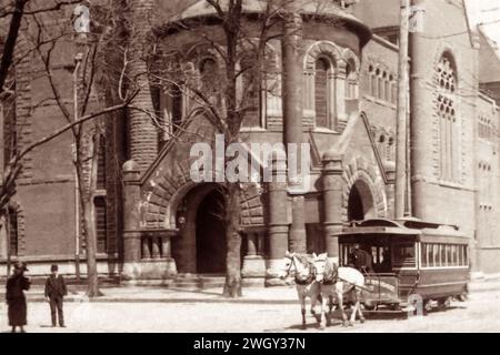 1893 scène de rue devant l'église, connue sous le nom de Talmage's Tabernacle pour son pasteur et prédicateur, Thomas DeWitt Talmage, de Central Presbyterian Church à Brooklyn, New York. Dans l'année qui a suivi cette photographie, le bâtiment représenté a été détruit par un incendie. Banque D'Images