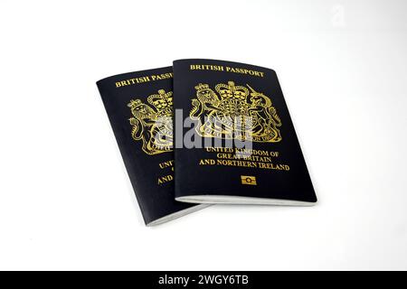 Deux passeports britanniques sur fond blanc – pays de Galles, Royaume-Uni – 6 février 2024 Banque D'Images