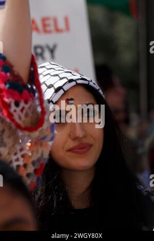 Austin, Texas, États-Unis. 5 février 2024. Une femme écoute l'un des orateurs lors de la manifestation Texas United Against Genocide et marche au Capitole de l'État du Texas à Austin Texas le dimanche 4 février, des partisans du peuple palestinien de Gaza et de Cisjordanie se sont rassemblés au Capitole et ont défilé dans le centre-ville d'Austin. À un moment donné, s'arrêtant au manoir du gouverneur pour chanter pour un cessez-le-feu et la fin du siège de Gaza par Israël. Vingt-sept mille civils palestiniens ont été tués par Israël à Gaza depuis le 7 octobre, dans le bombardement quotidien en cours. (Crédit image : © Jaime Carr Banque D'Images