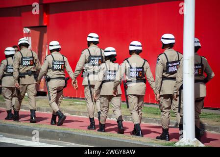 Salvador, Bahia, Brésil - 03 février 2024 : des officiers de la police militaire de Bahia sont vus se promener pendant la présentation de Fuzue dans la ville de sa Banque D'Images