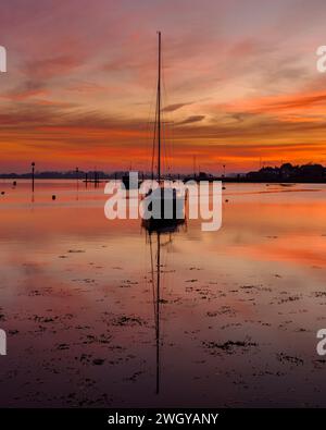 Emsworth, Royaume-Uni - 14 février 2023 : coucher de soleil hivernal sur Emsworth Harbour, Hampshire Banque D'Images