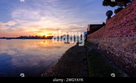 Emsworth, Royaume-Uni - 14 février 2023 : coucher de soleil hivernal sur Emsworth Harbour, Hampshire Banque D'Images