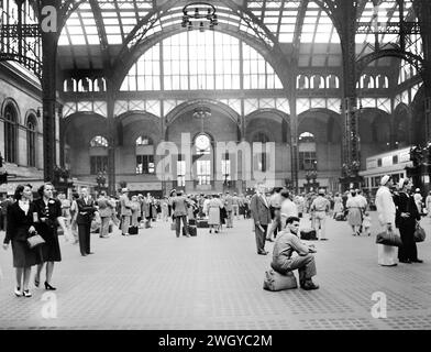 Foule en attente de trains dans le hall principal, Pennsylvania Station, New York City, New York, États-Unis, Marjory Collins, U.S. Office of War information, août 1942 Banque D'Images