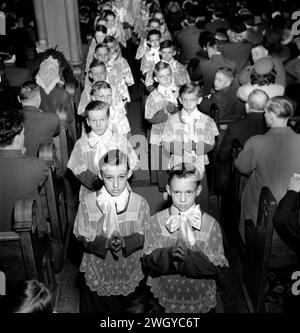 Procession et grande messe à l'église de Corpus Christi dans la communauté polonaise, Buffalo, New York, USA, Marjory Collins, U.S. Office of War information, avril 1943 Banque D'Images