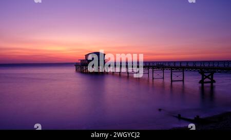 Coucher de soleil sur Totland Pier, île de Wight Banque D'Images