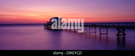 Coucher de soleil sur Totland Pier, île de Wight Banque D'Images