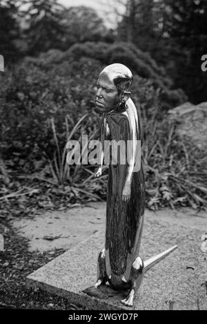 The Trustees DeCordova sculpture Park and Museum - Lincoln, ma. Une petite statue en acier inoxydable de Rona Pondick nommée Otter avec une ressemblance étroite avec Banque D'Images