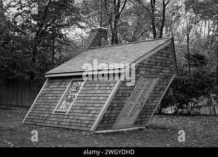 The Trustees DeCordova sculpture Park and Museum - Lincoln, ma. la commission de Hugh Hayden intitulée Huff and a Puff est une réplique inclinée de la pièce h Banque D'Images