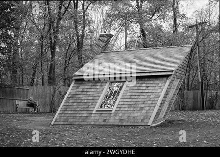 The Trustees DeCordova sculpture Park and Museum - Lincoln, ma. la commission de Hugh Hayden intitulée Huff and a Puff est une réplique inclinée de la pièce h Banque D'Images