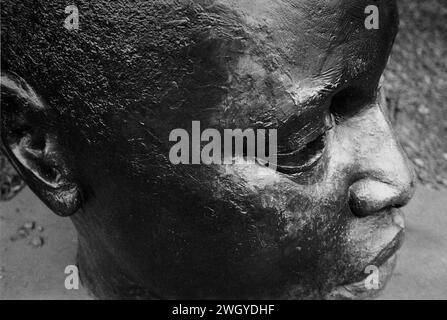 The Trustees DeCordova sculpture Park and Museum - Lincoln, ma. La sculpture unique de John Wilson, la présence éternelle, repose sur du béton sur le côté du h. Banque D'Images