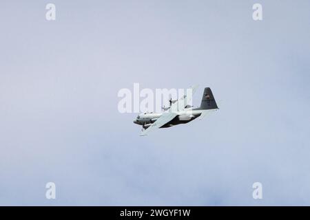 Un avion C-130H Hercules de l'US Air Force, affecté au 180th Airlift Squadron, Missouri Air National Guard, survole Fort Huachuca, Arizona, pendant l'entraînement hivernal au Advanced Airlift Tactics Training Center, le 25 janvier 2024. La formation hivernale est une pause par rapport au calendrier régulier des cours où les instructeurs de l'AATTC ajustent les scénarios de formation pour l'année à venir et les exécutent, avec l'aide d'unités invitées, pour garder leurs compétences fraîches. Depuis 1983, l'AATTC a fourni une formation tactique avancée aux équipages d'aéronefs de mobilité de la Garde nationale aérienne, du Commandement de la réserve de la Force aérienne, d'Air Mobi Banque D'Images