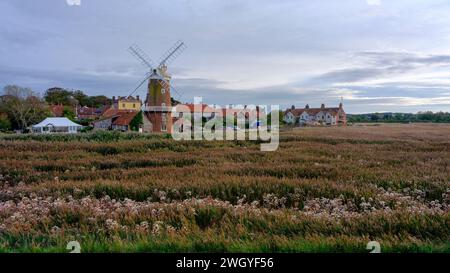 Blakeney, Royaume-Uni - 16 octobre 2023 : coucher de soleil sur Cley Mill, Norfolk, Royaume-Uni Banque D'Images