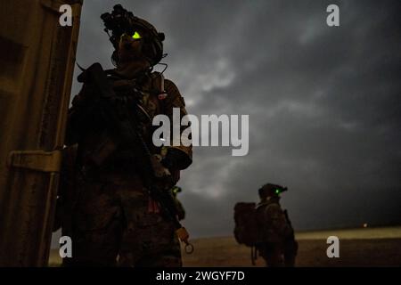 Un technicien de la 27e Escadron des opérations spéciales du génie civil chargé de l'élimination des engins explosifs assure la sécurité lors d'un exercice sur Melrose Range, N.M., 23 janvier 2024. En tant que facilitateurs de la force interarmées et combinée, les techniciens de la 27e EDD doivent être précis, professionnels, adaptables et adeptes à la fois des compétences spécialisées et des compétences tactiques sur le terrain. (Photo de l'US Air Force par 2nd Lt. Merit Davey) Banque D'Images