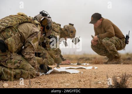 Aviateur de 1re classe Kyle Spanton, 27e escadron de soutien aux opérations spéciales survie, évasion, résistance, spécialiste de l'évasion, instruit les techniciens du 27e escadron d'opérations spéciales du génie civil en techniques de destruction d'explosifs sur les techniques de navigation terrestre sur Melrose Range, N.M., 24 janvier 2024. L'exercice a fourni des répétitions pratiques pour les aviateurs EOD afin de galvaniser leurs compétences en navigation terrestre dans des environnements contestés et niés. (Photo de l'US Air Force par 2nd Lt. Merit Davey) Banque D'Images