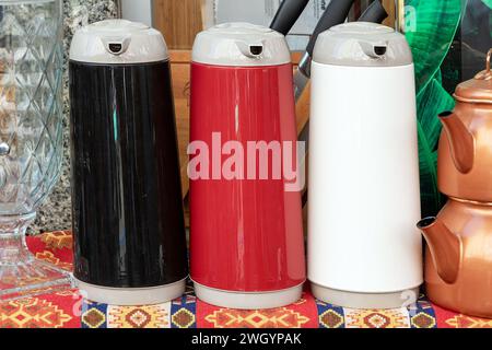 Bouteilles isothermes distributrices pour boissons chaudes vendues à l'extérieur sur le marché Banque D'Images