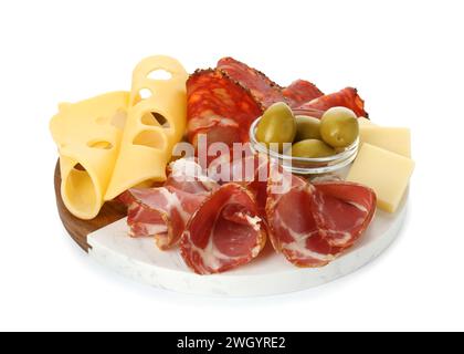 Plateau de service avec délicieux jambon séché, fromage, saucisse et olives isolé sur blanc Banque D'Images