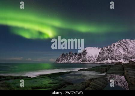 Aurora Borealis ou aurores boréales au-dessus de Devils Jaw ou Ramnen Ridge, Tungeneset, Senja, Troms og Finnmark County, Norvège Banque D'Images