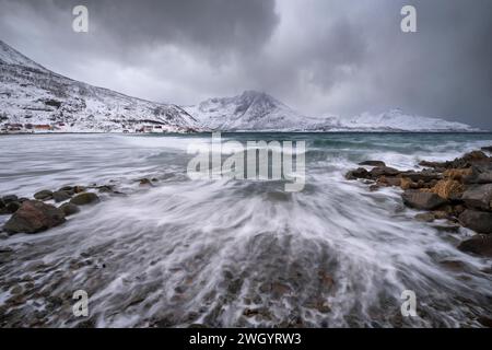Grotfjord ou Grotfjorden Beach en hiver, île de Kvaloya, près de Tromvik, Troms og Finnmark County, Norvège, Scandinavie, Europe Banque D'Images