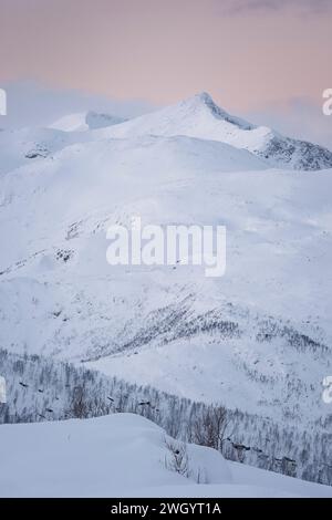 Skredfloget montagne en hiver, Senja, Troms og Finnmark, Norvège, Scandinavie, Europe Banque D'Images
