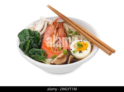 Délicieux ramen avec crevettes, oeuf et baguettes isolés sur blanc. Soupe de nouilles Banque D'Images