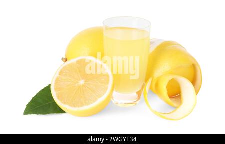 Verre à grenailler avec liqueur de limoncello savoureuse, citrons et feuille verte isolé sur blanc Banque D'Images