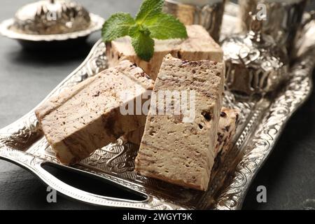 Savoureux halva au chocolat et menthe sur table noire, gros plan Banque D'Images