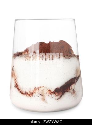 Délicieux tiramisu en verre isolé sur blanc Banque D'Images