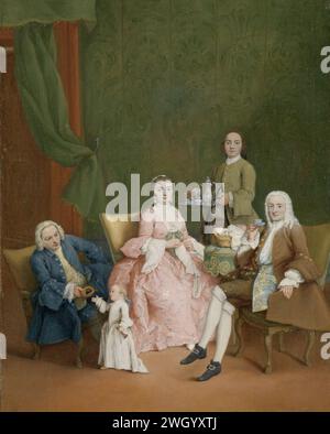 Portrait d'une famille vénitienne avec un serviteur servant du café, Pietro Longhi, v. 1752 peinture Portrait d'une famille vénitienne avec un serviteur qui sert du café. Il y a trois membres d'une famille dans un salon -salon rembourré. À droite, dans un fauteuil en bois, couvert de vert, le Seigneur des Huizes est habillé d'une veste solide, d'un pantalon de genou et d'un gilet à manches brodé. Il tient une tasse en porcelaine. Sa femme est assise en face de lui dans un fauteuil jaune, délimitant les bandes de manches et la sécurisant. Elle porte une Robe Rose à l'anglaise de brokaat avec un grand noeud vert ; dans les deux oreilles perles boucle d'oreille et sur le Banque D'Images