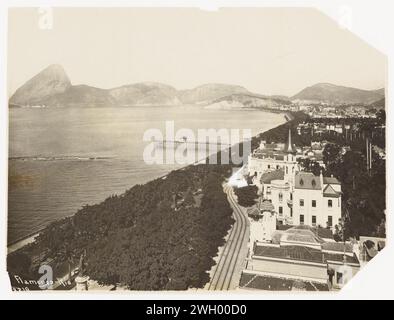 Bairro do Flamengo tomado a partir da Glória ; ao fundo, o Morro do Pão de Açúcar (002051AM002005). Banque D'Images