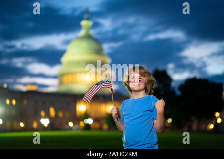 4 juillet jour de l'indépendance aux États-Unis. Kid Boy avec le drapeau américain USA le 4 juillet à Washington DC. Fête américaine le 4 juillet. Drapeau d'onde enfant du Banque D'Images