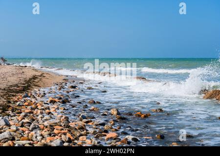 Côte rocheuse. Fond de vague de mer cassant l'eau de mer rocheuse rivage eau turquoise rugueuse à Rimini, Italie. Banque D'Images