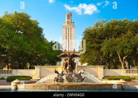 Université du Texas à Austin - Littlefield Fountain (sculpture) par Pompeo Coppini en 1933 et 307 pieds de haut UT Tower - Austin, Texas Banque D'Images