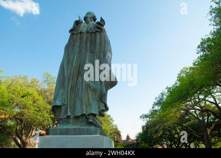 Statue de George Washington (1955 par Pompeo Coppini), 1er président des États-Unis, sur le centre commercial principal du campus de l'Université du Texas Banque D'Images